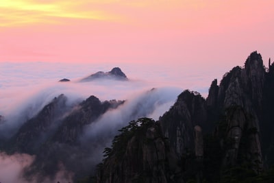 白天白云下的黑白山